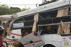 Xe khách đối đầu xe container ở Bình Thuận, khiến 2 người tử vong