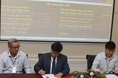 Lễ ký hợp đồng với Tập đoàn đồ uống F&N của Singapore. (Ảnh: Hoàng Hải/TTXVN)