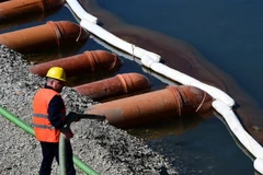  Công nhân dọn dầu loang. Ảnh minh họa. (Nguồn: AFP/TTXVN)