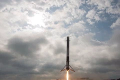 Tên lửa SpaceX Falcon 9 rời bệ phóng tại Trung tâm vũ trụ Kennedy của Cơ quan Hàng không và vũ trụ Mỹ ở Florida ngày 19/2 vừa qua. (Ảnh: EPA/TTXVN)