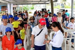 Các du khách chuẩn bị lên tàu tham quan Vịnh Hạ Long. (Ảnh: Nguyễn Hoàng/TTXVN)