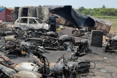  Hiện trường vụ cháy xe bồn chở dầu ở Bahawalpur. (Ảnh: EPA/TTXVN)