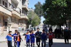 Trẻ em Syria chơi đùa trên đường phố ở thành phố Homs. (Ảnh: AFP/TTXVN)