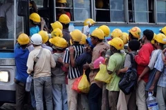 Người lao động nước ngoài tại một công trường xây dựng ở Kuala Lumpur. (Nguồn: AFP)