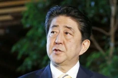 Thủ tướng Nhật Bản Shinzo Abe phát biểu với báo giới ở Tokyo trước khi tới Nga dự Diễn đàn kinh tế phương Đông ngày 6/9. (Ảnh: Kyodo/TTXVN)