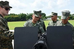 Binh sỹ Philippines nhận bàn giao vũ khí từ Mỹ tại Manila ngày 5/6 vừa qua. (Nguồn: AFP)