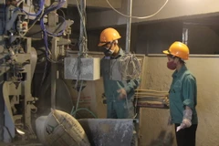 Sản xuất ximăng tại Công ty cổ phần ximăng Quán Triều VVMI. (Ảnh: Hoàng Nguyên/TTXVN)