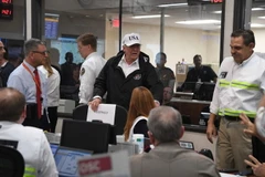 Tổng thống Mỹ Donald Trump (giữa) thăm và làm việc với Trung tâm cứu trợ an toàn công ở Austin, Texas ngày 29/8 vừa qua. (Ảnh: AFP/TTXVN)
