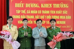 Đại diện Ban chỉ đạo phòng chống tội phạm, tệ nạn xã hội và xây dựng phong trào toàn dân bảo vệ an ninh Tổ quốc tỉnh Lai Châu biểu dương các tập thể, cá nhân có thành tích suất sắc trong vụ bắt đối tượng Lầu A Của. (Ảnh: Nguyễn Công Hải/TTXVN)