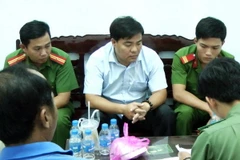 Hai đối tượng tại cơ quan công an. (Ảnh: Trung Hiếu/TTXVN) 