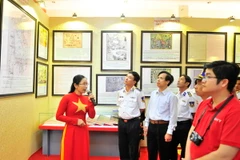 Các đại biểu xem tư liệu trưng bày. (Ảnh: Lê Huy Hải/TTXVN)