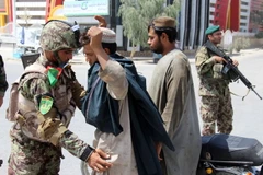 Binh sỹ Afghanistan kiểm tra tại một chốt kiểm soát an ninh ở Kandahar, Afghanistan ngày 19/8 vừa qua. (Ảnh: EPA/TTXN)