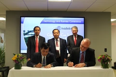 Đại diện thành phố Cần Thơ ký biên bản hợp tác với địa phương Hoa Kỳ. (Ảnh: Đoàn Hùng/Vietnam+)