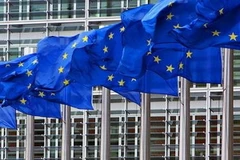 Cờ bên ngoài trụ sở Ủy ban châu Âu tại Brussels. (Nguồn: Reuters)