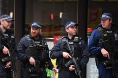 Cảnh sát làm nhiệm vụ gần hiện trường vụ tấn công ở khu Borough Market ngày 4/6. (Ảnh: EPA/TTXVN) 