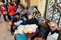 Người dân rời bỏ nhà cửa ở tỉnh Bắc Sinai tới tị nạn tại một nhà thờ Thiên chúa giáo ở tỉnh Ismailia ngày 24/2 vừa qua. (Ảnh: EPA/TTXVN)