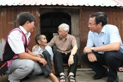 Tổng Bí thư Nguyễn Phú Trọng thăm, tặng quà thương binh Đinh Phi và vợ là Đinh Brat, hộ gia đình chính sách có hoàn cảnh đặc biệt khó khăn ở làng Tung Ke 2, xã Ayun, huyện Chư Sê, tỉnh Gia Lai. (Ảnh: Trí Dũng/TTXVN) 