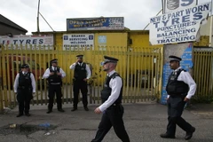 Cảnh sát điều tra tại Barking, London ngày 5/6. (Ảnh: AFP/TTXVN)