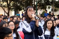 Học sinh trường Trung học phổ thông chuyên Phan Bội Châu nêu các thắc mắc về kỳ thi Trung học phổ thông quốc gia và xét tuyển đại học, cao đẳng năm 2017. (Ảnh: Bích Huệ/TTXVN)