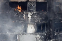 Tòa chung cư Grenfell Tower ở London bị thiêu rụi sau hỏa hoạn ngày 14/6 vừa qua. (Ảnh: AFP/TTXVN)