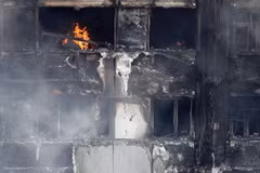 Tòa chung cư Grenfell Tower ở London bị thiêu rụi sau hỏa hoạn ngày 14/6 vừa qua. (Ảnh: AFP/TTXVN)