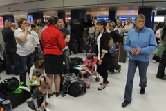 Hành khách tại sân bay Manchester. (Ảnh: AFP/TTXVN)