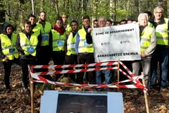 Vũ khí của lực lượng ETA được tập hợp tại một ngôi làng ở miền tây nam Pháp ngày 8/4. (Ảnh: EPA/TTXVN)