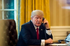 Tổng thống Mỹ Donald Trump điện đàm từ Washington, DC ngày 29/1 vừa qua. (Anh: EPA/TTXVN)