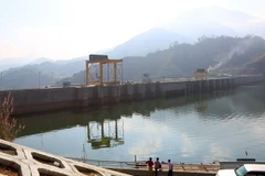 Đập chính và hồ chứa nước thủy điện. (Ảnh: Ngọc Hà/TTXVN)