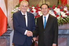 Chủ tịch nước Trần Đại Quang đón Tổng thống Cộng hòa Séc Milos Zeman. (Ảnh: Nhan Sáng/TTXVN)