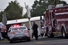 Lực lượng cứu hỏa làm nhiệm vụ tại hiện trường vụ nổ nhà máy hóa chất Arkema SA ở Houston, bang Texas ngày 31/8 vừa qua. (Ảnh: AFP/TTXVN)