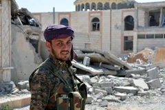 Các tay súng của YPG tuần tra tại thành phố Raqqa, Syria. (Ảnh: EPA/TTXVN)