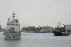 Lai dắt tàu cá bị nạn về đất liền. (Ảnh: Đinh Văn Nhiều/TTXVN)