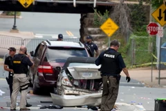 Cảnh sát Virginia điều tra tại hiện trường vụ xe ô tô lao vào đám đông tuần hành ở Charlottesville ngày 12/8. (Ảnh: EPA/TTXVN)