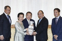 Thủ tướng Nguyễn Xuân Phúc tiếp Chủ tịch Hội đồng quản trị Tập đoàn TTC Thái Lan Charoen Sirivadhanabhakdi. (Ảnh: Thống Nhất /TTXVN )