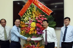 Trưởng Ban Tuyên giáo Trung ương đến thăm, chúc mừng tập thể lãnh đạo, thầy thuốc, nhân viên y tế Viện Pasteur Thành phố Hồ Chí Minh. (Ảnh: Phương Vy/TTXVN)