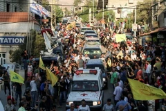 Đoàn xe của phong trào Hồi giáo vũ trang Hezbollah của Liban chuyển thi thể phiến quân Mặt trận Al-Nusra tại khu vực biên giới Jurud Arsal, Liban ngày 30/7. (Ảnh: AFP/TTXVN)