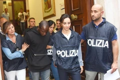 Cảnh sát Italy bắt giữ một đối tượng tình nghi liên quan đến các băng nhóm tội phạm ở Rimini. (Ảnh: EPA/TTXVN)
