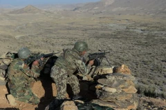 Lực lượng an ninh Afghanistan trong chiến dịch truy quét phiến quân Taliban tại tỉnh Nangarhar. (Ảnh: AFP/TTXVN)