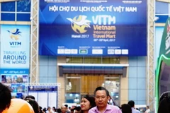 Khách tham quan các gian hàng. tại Hội chợ. (Ảnh: PV/Vietnam+)