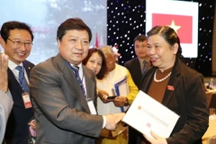 Phó Chủ tịch Quốc hội Tòng Thị Phóng và các đại biểu. (Ảnh: Trọng Đức/TTXVN)