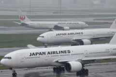 Máy bay của Hãng Hàng không Nhật Bản (JAL) tại sân bay Haneda, Tokyo, Nhật Bản. (Ảnh: AFP/TTXVN)