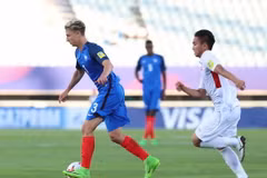 U20 Việt Nam (áo trắng) gặp rất nhiều khó khăn khi đua tốc độ với cầu thủ U20 Pháp. (Ảnh: Hữu Tuyên/TTXVN)