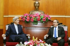 Bí thư Thành ủy Thành phố Hồ Chí Minh tiếp cựu Ngoại trưởng Hoa Kỳ John Kerry. (Ảnh: Nguyễn Dân/TTXVN)