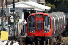 Nhân viên pháp y của cảnh sát điều tra tại nhà ga tàu điện ngầm Parsons Green sau vụ tấn công, ngày 15/9 vừa qua. (Ảnh: AFP/TTXVN)