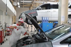 Bảo dưỡng xe định kỳ cho các khách hàng. (Ảnh: Kim Phương/TTXVN)