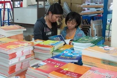 Một quầy bán sách, vở và đồ dùng học tập của Công ty Phát hành sách và Thiết bị trường học Thành phố Hồ Chí Minh phục vụ các em học sinh. (Ảnh: Phương Vy/TTXVN)