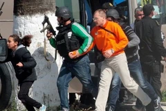 Sơ tán các nạn nhân khỏi Bảo tàng Bardo ở Tunisia sau khi các tay súng tấn công khách du lịch. (Nguồn; Rex)