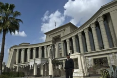 Cảnh sát gác bên ngoài Tòa án Hiến pháp Tối cao Ai Cập ở thủ đô Cairo. (Ảnh: AFP/TTXVN)