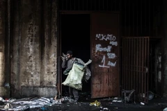 Thi thể một nạn nhân thiệt mạng trong vụ cháy tòa chung cư Cape York ở Johannesburg, Nam Phi ngày 5/7. (Ảnh: AFP/TTXVN)